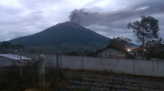 Gunung Kerinci Erupsi Setinggi 900 Meter, Warga Sekitar Dilarang Beraktivitas