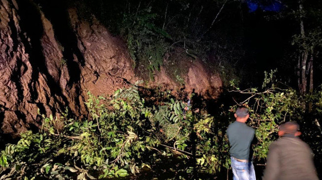 Jalan Sungai Penuh - Tapan Longsor, Alat Berat Tak Bergerak