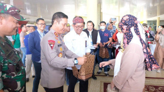 Kapolda Jambi Sambut Penumpang Pertama Pesawat Tahun 2023
