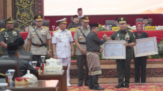 Hadiri HUT Jambi Bersama Danrem Gapu, Pangdam Sriwijaya Terima Penghargaan