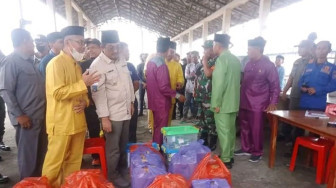 Anwar Sadat Serahkan Bantuan kepada Korban Kebakaran Pasar Ampera