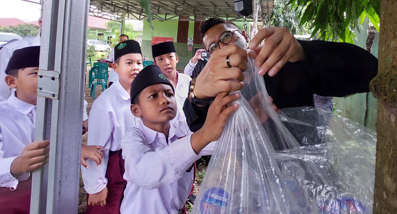 Membangun kesadaran pilah sampah dari rumah juga dilakukan dilingkungan sekolah sekitar bank sampah beroperasi melibatkan para guru, siswa dan orang tua | foto : ccep