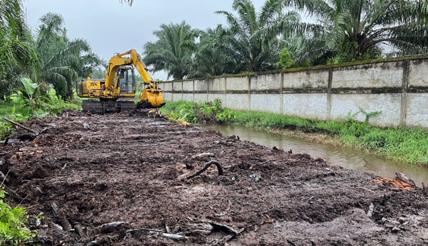 Normalisasi sungai dilakukan Bidang SDA Dinas PUPR Provinsi Jambi | foto : farpin