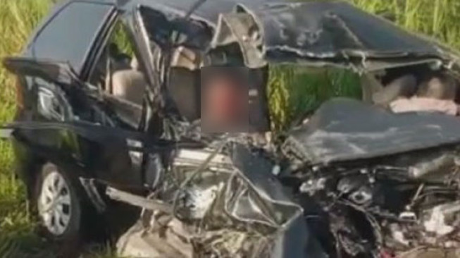 Minibus vs Truk, Dua Korban Terjepit
