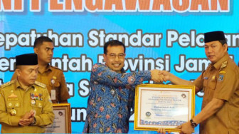 Tanjabbar Terima Penghargaan Hasil Penilaian Kepatuhan Standar Pelayanan Publik