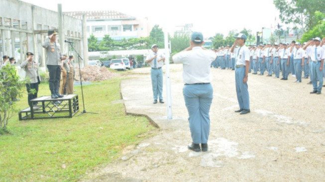 Kapolda Pimpin Upacara Bendera di SMK Negeri 3 Kota Jambi