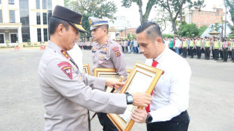 Kapolda Jambi Beri Penghargaan kepada Anggota Berprestasi