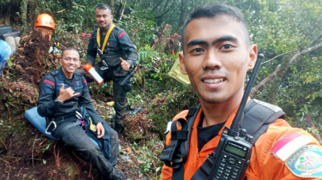 Aan Setiawan… Personil Basarnas Pertama Tiba di Lokasi Jatuhnya Heli Polda Jambi, Begini Kisahnya...