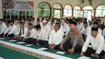 Prajurit dan PNS Korem 042/Gapu Ikuti Istighosah Kubro secara Virtual