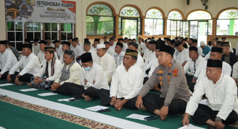 Prajurit dan PNS Korem 042/Gapu Ikuti Istighosah Kubro secara Virtual