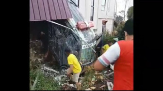 Ambulan Bawa Jenazah Tabrak Rumah Warga