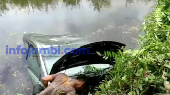 Minibus Terjun ke Parit Nyaris Tenggelam