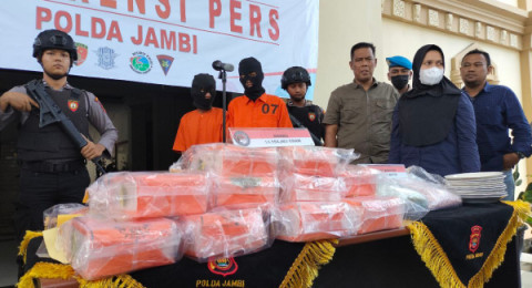 Polisi Ringkus Dua Kurir Bawa Narkoba Senilai 20 Miliar Rupiah