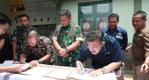 SKK Migas - KKKS PetroChina Serahkan Program Pengembangan Masyarakat Kepada Pemkab Tanjabtim Senilai Rp 16,7 Miliar.
