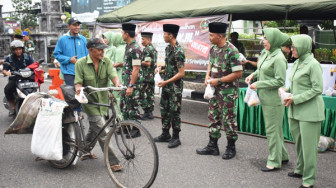 Keluarga Besar Korem 042/Gapu Berbagi Takjil di Depan Markas
