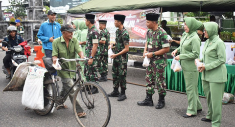 Keluarga Besar Korem 042/Gapu Berbagi Takjil di Depan Markas