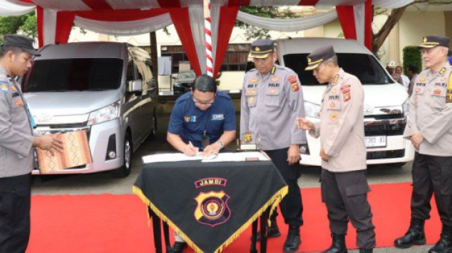 Polda Jambi Terima Hibah 2 Mobil dari BRI