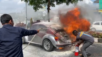 Mobil VW Kodok Terbakar di Simpang Karya