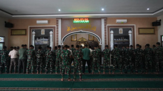 Prajurit dan PNS Korem 042/Gapu Gelar Salat Gerhana