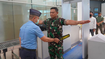 Pantau Arus Mudik di Bandara Sultan Thaha, Jenderal Ini Patuh Jalani Pemeriksaan Security