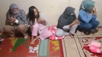 Memalukan… Bulan Puasa 8 Emak-emak Digerebek di Arena Judi