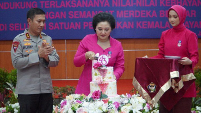 Anak-anak TK dan Pemotongan Kue Meriahkan HUT ke-43 Yayasan Kemala Bhayangkari