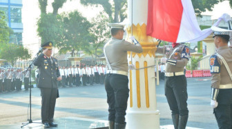 Kapolda Jambi Beri Penghargaan kepada Personel Berprestasi