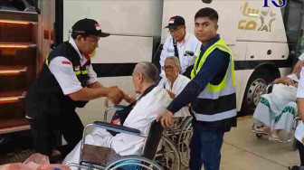 Kisah Petugas Haji Bandara Bantu Jemaah Lansia