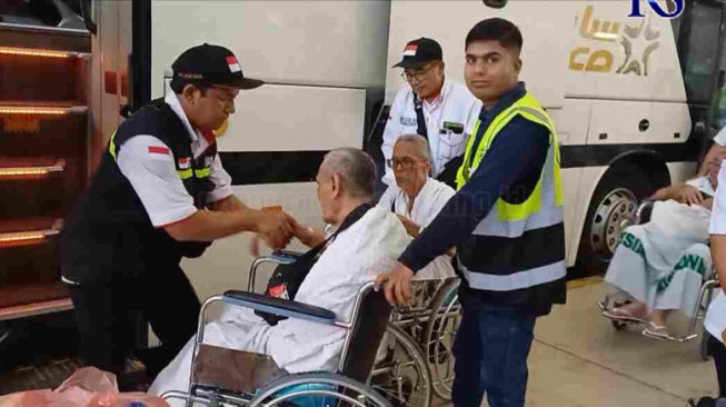 Kisah Petugas Haji Bandara Bantu Jemaah Lansia