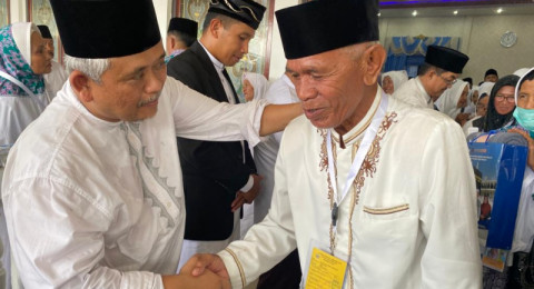 SKK Migas - PetroChina Serahkan Bantuan Perlengkapan Haji ke CJH Tanjabbar