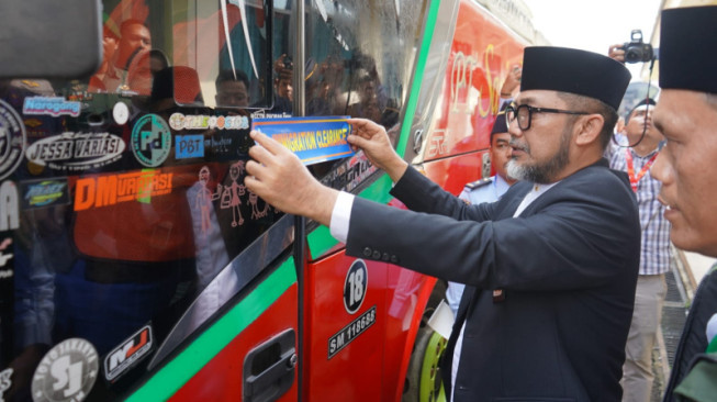 Lepas Jemaah Calon Haji Kloter 17, Sudirman Ingatkan Jaga Kesehatan