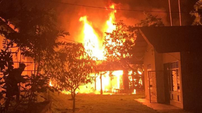 Rumah Ludes Terbakar Saat Ditinggal Pemilik