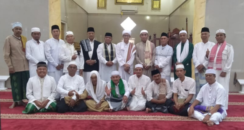 Pengurus Masjid Al Ikhlas Blok C Perumahan Aurduri bersama Ustadz Zikrullah bin Sulaiman | foto : dod