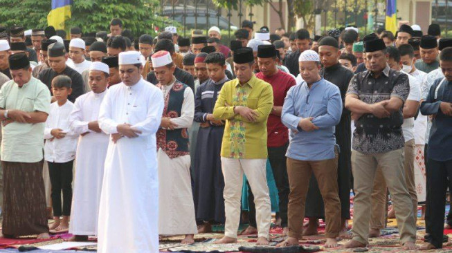 Polda Jambi Gelar Salat Ied di Lapangan Hitam, Kurban 8 Sapi 3 Kambing