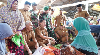 Pantau Harga dan Stok Sembako, Pj Bupati Muarojambi Sidak Pasar Senin Desa Muhajirin