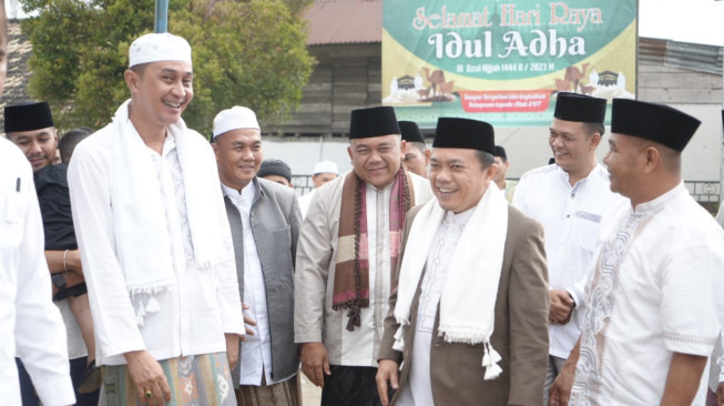 Pj. Bupati Muaro Jambi Bachyuni Deliansyah Sholat Idul Adha di Masjid Nurul Wathon Al-Mukhtar, Kelurahan Sengeti, Kelurahan Sengeti