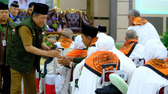 Wakil Gubernur Jambi Lepas Jemaah Calon Haji Termuda dan Tertua se-Indonesia