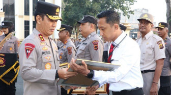 Kapolda Jambi Berikan Penghargaan kepada Personel Berprestasi