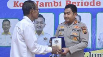 Polda Jambi Terima Cinderamata dari PWI Provinsi Jambi