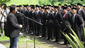 Kukuhkan 204 Guru Fungsional, Ini Pesan Tegas Bupati Romi…