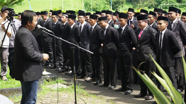 Kukuhkan 204 Guru Fungsional, Ini Pesan Tegas Bupati Romi…