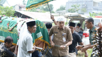 Pj Bupati Muaro Jambi, Ikut Antarkan Jenazah Parinem Binti M. Kalil, Ibunda Sekda Muaro Jambi Sampai Kuburan.