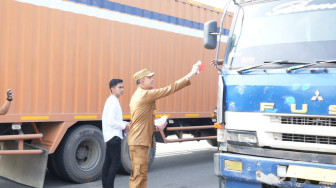 Pj Bupati Muaro Jambi  Bachyuni Deliansyah Bagi Bendera Merah Putih Secara Gratis