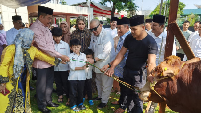 Peringati Idul Adha, Kesetjenan DPD RI Potong dan Bagikan Daging Kurban ke Pegawai dan Warga