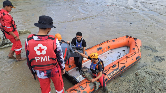 Perahu Dihantam Ombak Besar, Nelayan Jatuh ke Laut dan Hilang