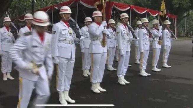 Komandan Pasukan Pembawa Panji Panji Kebesaran TNI dan Polri Sempoyongan dan Jokowi Lantik 833 Perwira Remaja Lulusan Akmil dan Akpol Tahun 2023
