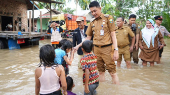 Rela Basah-basahan, Pj Bupati Muarojambi Temui Warga di Tengah Banjir