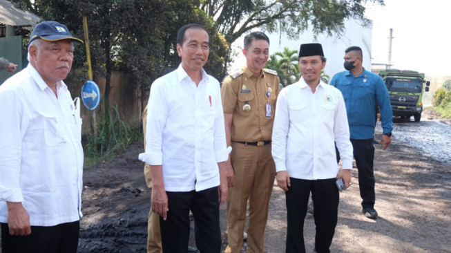 Bachyuni Dampingi Presiden Jokowi Tinjau Jalan di Desa Talangduku