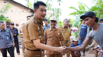 Bachyuni Tinjau Rumah Warga Tertimpa Pohon Durian