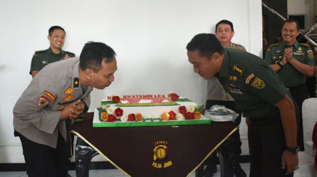 Kasrem 042/Gapu Mendadak Sambangi Markas Polda Jambi, Ada Apa ?...